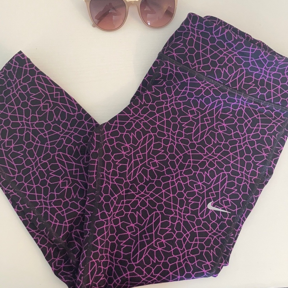NIKE Cropped Leggings